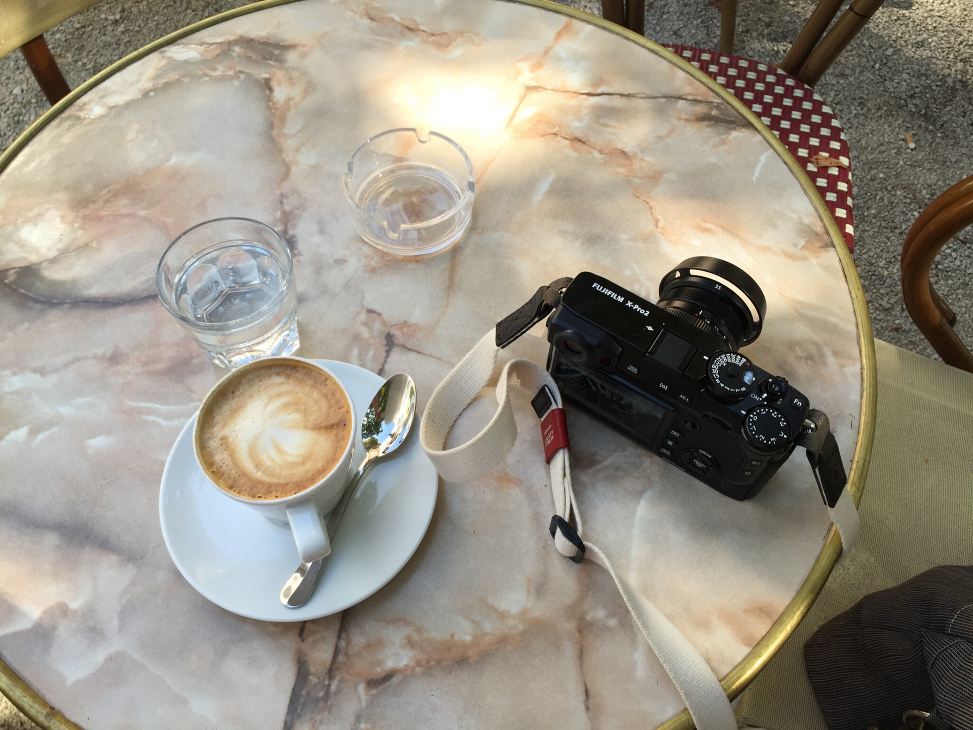 Kaffeetasse und Kamera auf Marmortisch
