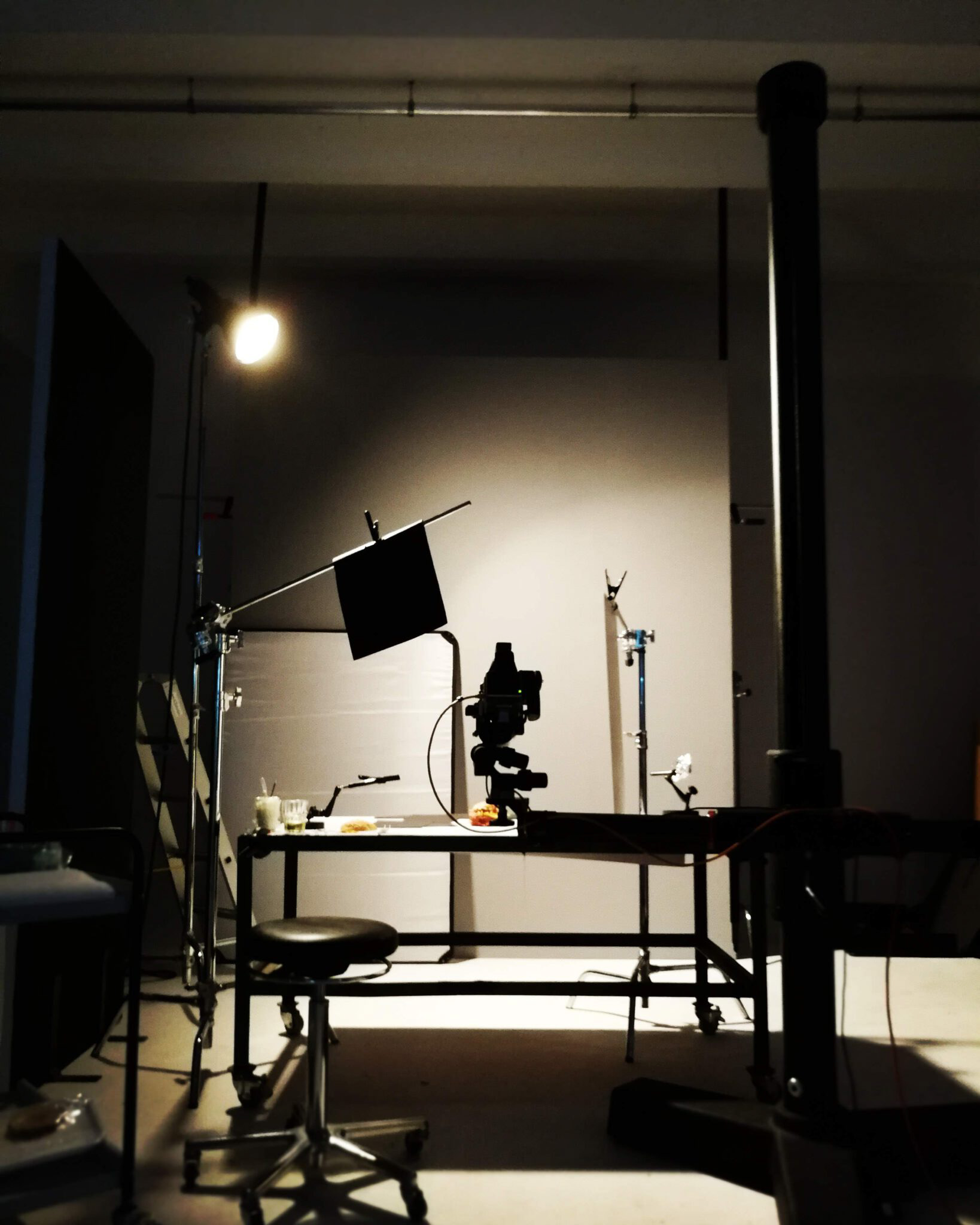 Dunkles Studio mit Stehlampe